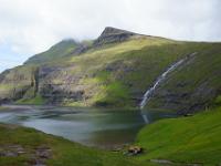 Saksun Pollurin mit Gellingaráfossur_Insel Streymoy